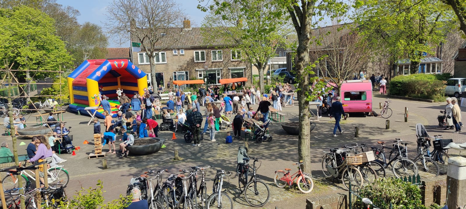 Het Kerkplein op Vlieland tijdens de braderie in mei 2024